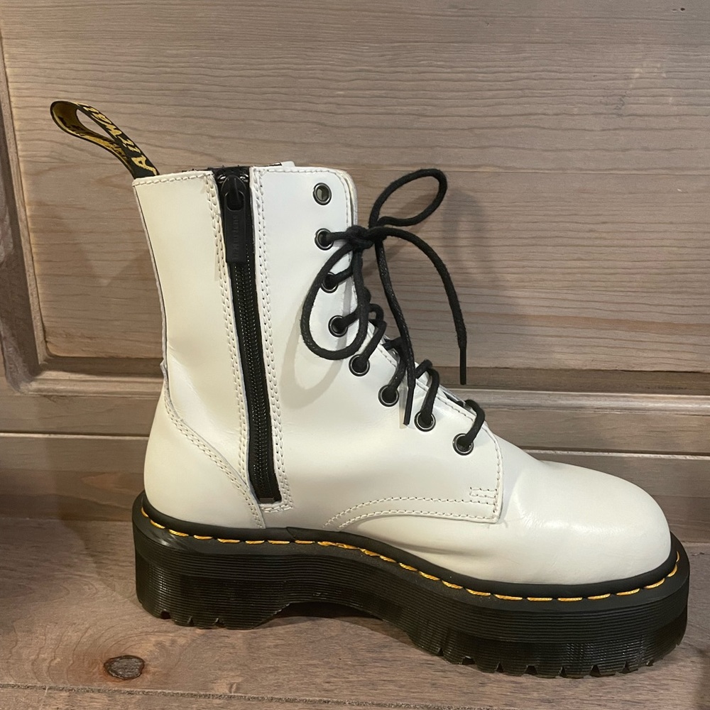 Dr. Martens Jadon Platform classic 8-Eye Boot - Picture 11 of 11
